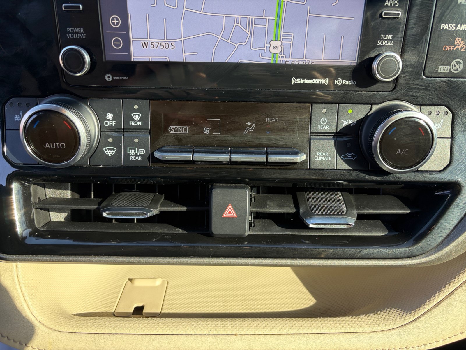 Used 2022 Toyota Highlander XLE AWD/4WD image 22