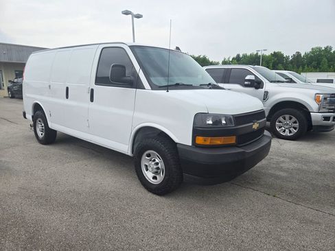 Used 2021 Chevrolet Express 2500 RWD image 2