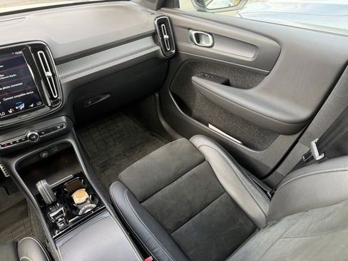 Used 2021 Volvo XC40 T5 R-Design image 16