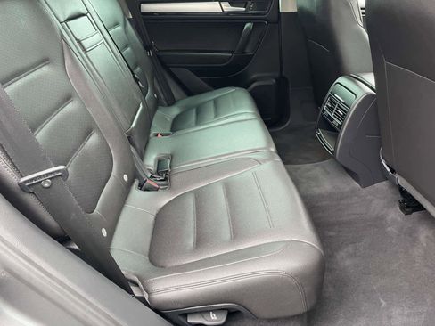 Used 2014 Volkswagen Touareg VR6 image 9