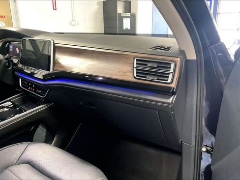 Used 2025 Volkswagen Atlas SEL AWD/4WD image 13