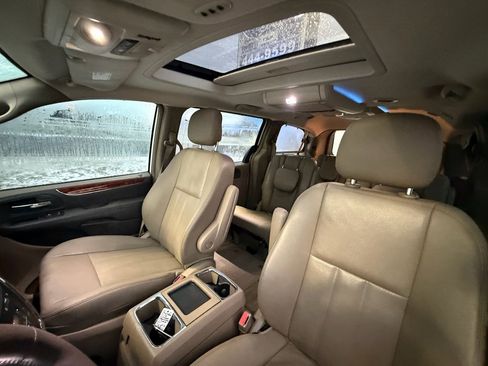 Used 2016 Chrysler Town & Country Touring-L image 12