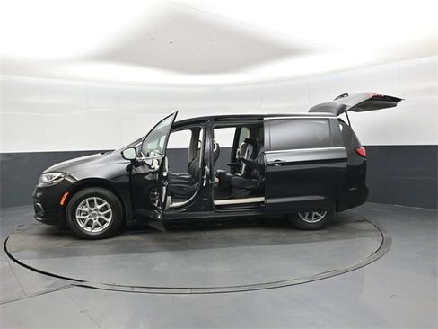 Used 2024 Chrysler Pacifica Touring-L image 48