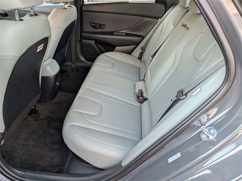 Used 2025 Hyundai Elantra Limited image 28