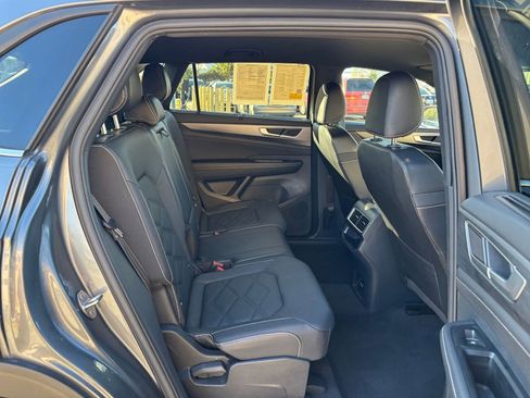 Used 2025 Volkswagen Atlas Cross Sport SE image 27