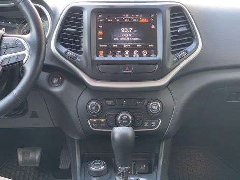 Used 2018 Jeep Cherokee Latitude Plus w/ Comfort/Convenience Group AWD/4WD image 32