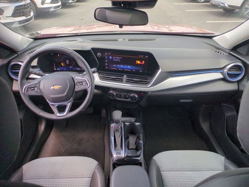 Used 2025 Chevrolet Trax LT w/ LT Convenience Package FWD image 21