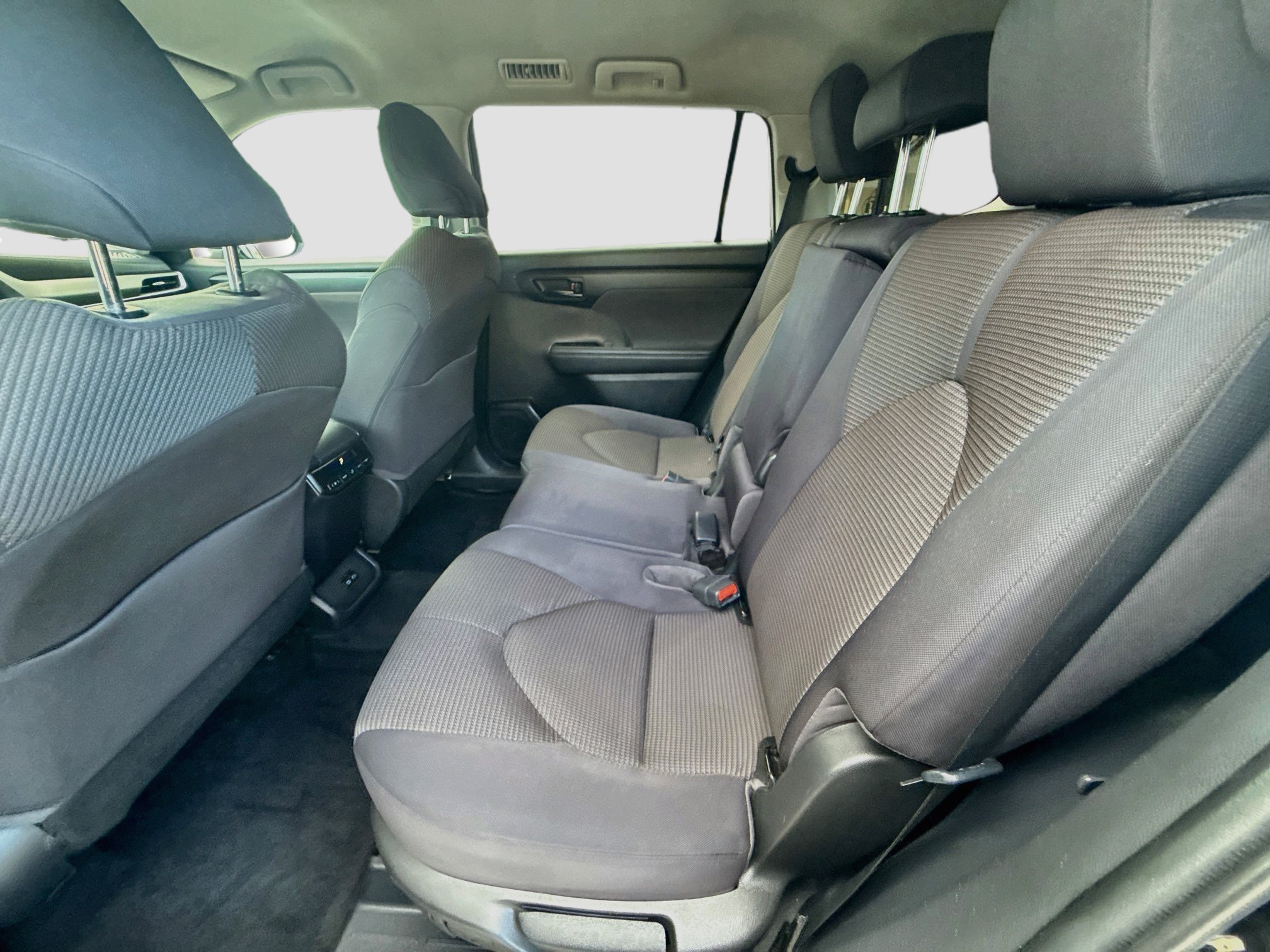 Used 2022 Toyota Highlander LE FWD image 23