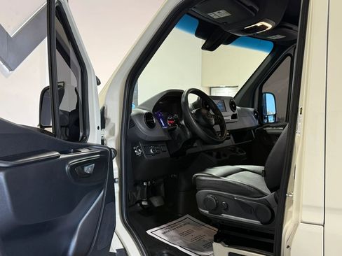 Used 2022 Mercedes-Benz Sprinter 2500 image 16