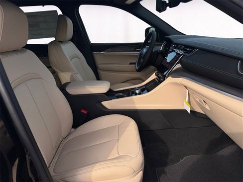 New 2025 Jeep Grand Cherokee Limited w/ Luxury Tech Group II image 15