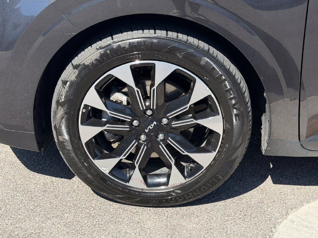 Used 2024 Kia Carnival EX FWD image 28