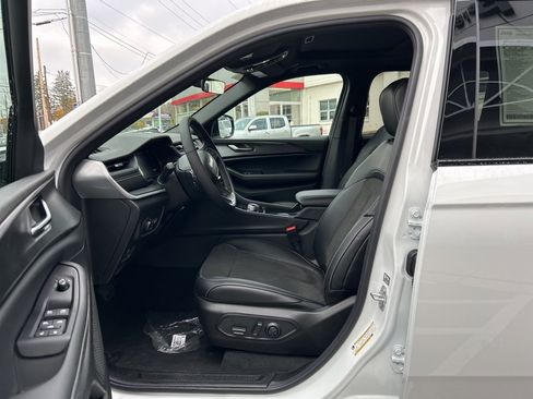 New 2025 Jeep Grand Cherokee 4WD image 9