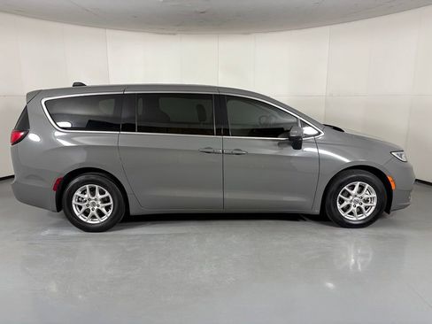 Used 2023 Chrysler Pacifica Touring-L FWD image 9