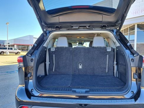 Used 2021 Toyota Highlander XLE image 27
