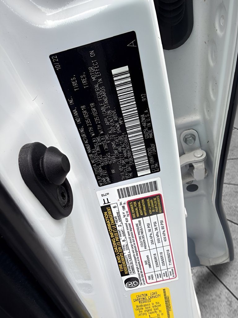 Used 2022 Toyota Highlander LE AWD/4WD image 32