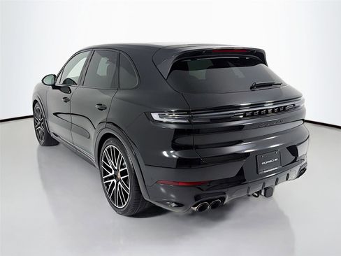 New 2026 Porsche Cayenne GTS image 3