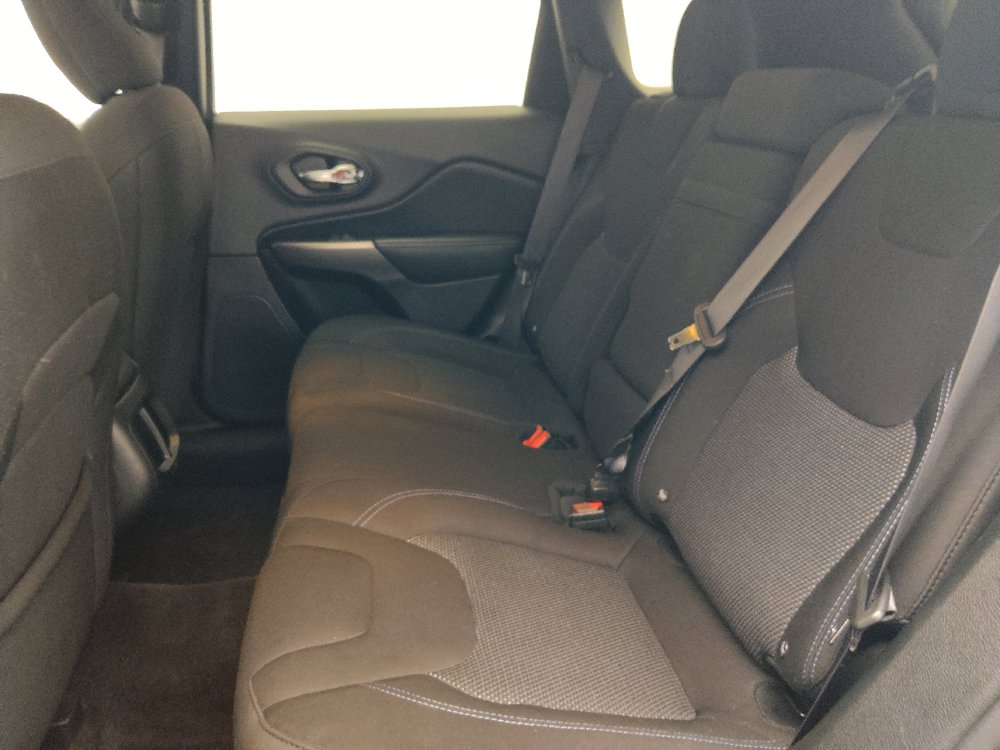 Used 2019 Jeep Cherokee Latitude w/ Popular Appearance Group AWD/4WD image 18