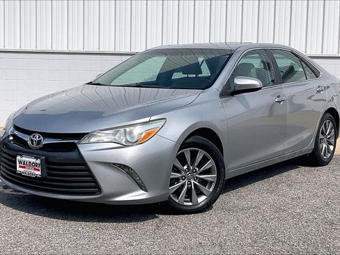 Used 2017 Toyota Camry XLE w/ Moonroof Package FWD image 2