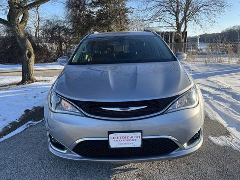 Used 2020 Chrysler Pacifica Touring-L Plus image 8