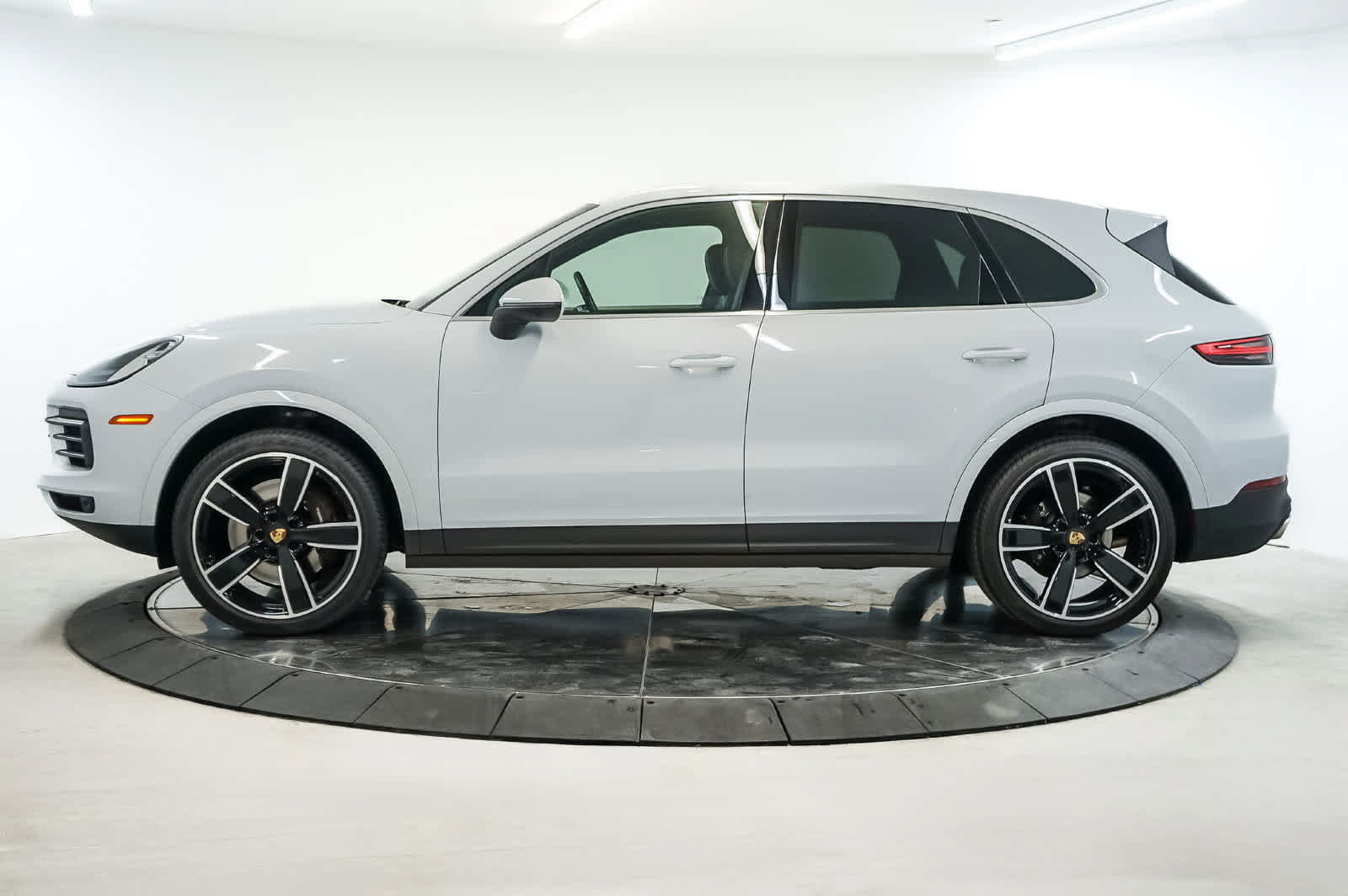 Certified 2023 Porsche Cayenne AWD/4WD image 2