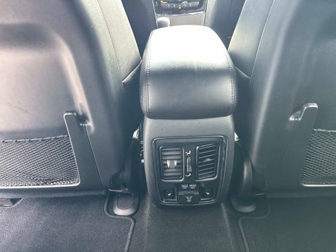 Used 2019 Jeep Grand Cherokee Limited w/ Luxury Group II AWD/4WD image 17