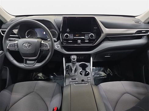 Certified 2024 Toyota Highlander LE image 9