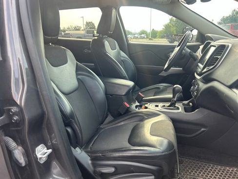 Used 2018 Jeep Cherokee Latitude Plus w/ Comfort/Convenience Group AWD/4WD image 7