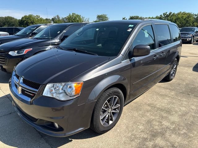 Used 2017 Dodge Grand Caravan SXT w/ Driver Convenience Group FWD image 3