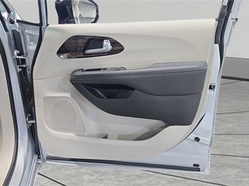 Used 2024 Chrysler Pacifica Limited image 27