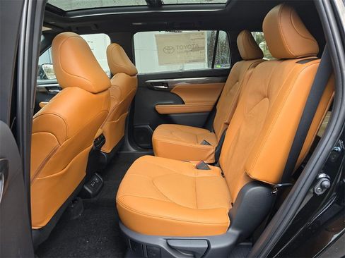 New 2026 Toyota Highlander Platinum image 15