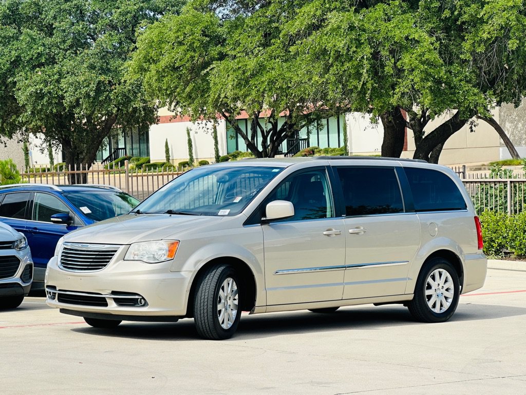 Used 2014 Chrysler Town & Country Touring FWD image 3