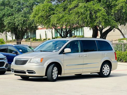 Used 2014 Chrysler Town & Country Touring FWD image 3