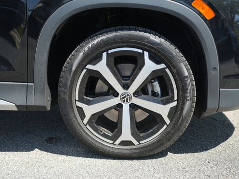 Used 2025 Volkswagen Tiguan SE w/ Panoramic Sunroof Package AWD/4WD image 11