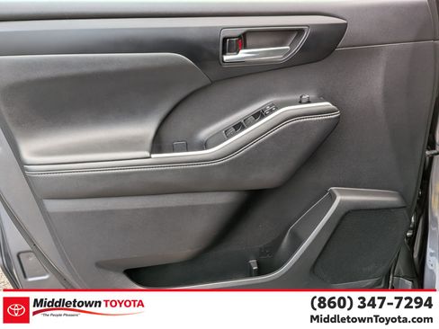 Certified 2024 Toyota Highlander XLE image 10