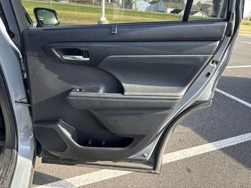 Used 2024 Toyota Highlander XLE image 16