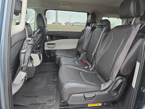 Used 2024 Kia Carnival EX image 30