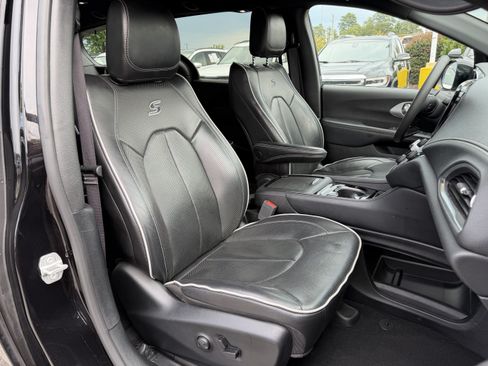 Used 2025 Chrysler Pacifica Limited FWD image 37