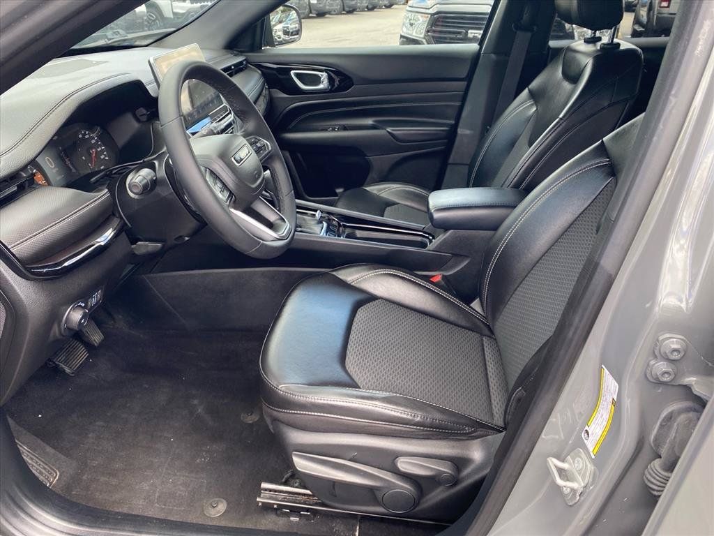 Used 2023 Jeep Compass Latitude AWD/4WD image 9