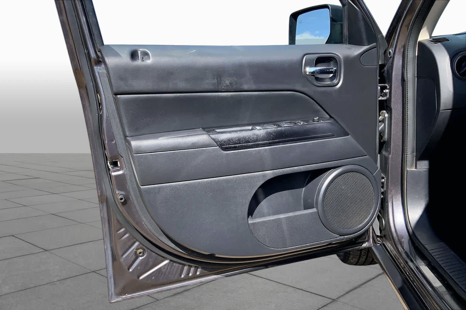 Used 2016 Jeep Patriot High Altitude FWD image 20