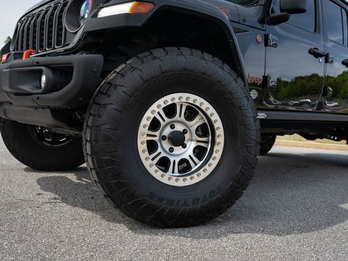 Used 2024 Jeep Gladiator Mojave AWD/4WD image 3