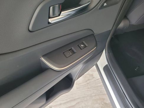 Used 2023 Toyota Crown Limited image 9