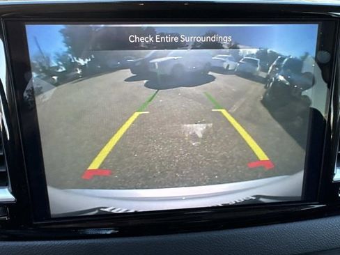 Used 2024 Chrysler Pacifica Touring-L image 27