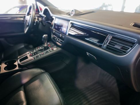 Certified 2021 Porsche Macan image 27