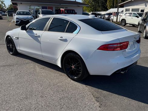 Used 2018 Jaguar XE Premium image 4