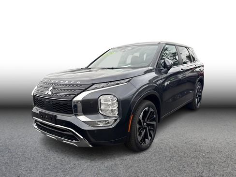 Used 2025 Mitsubishi Outlander SE image 1
