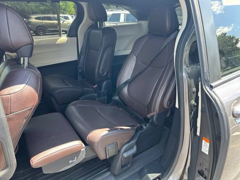 Used 2023 Toyota Sienna Platinum AWD/4WD image 18