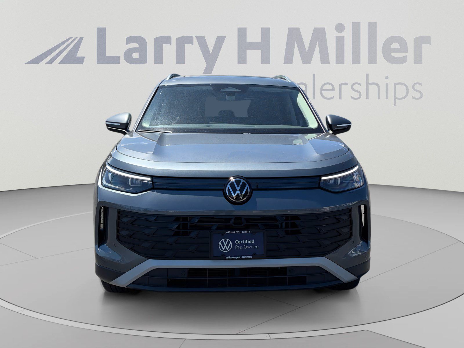 Certified 2025 Volkswagen Tiguan SE w/ Panoramic Sunroof Package AWD/4WD image 8