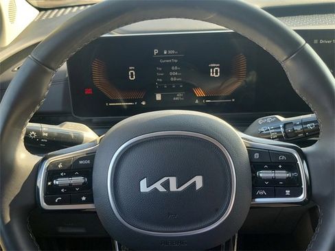 Certified 2025 Kia Carnival image 10