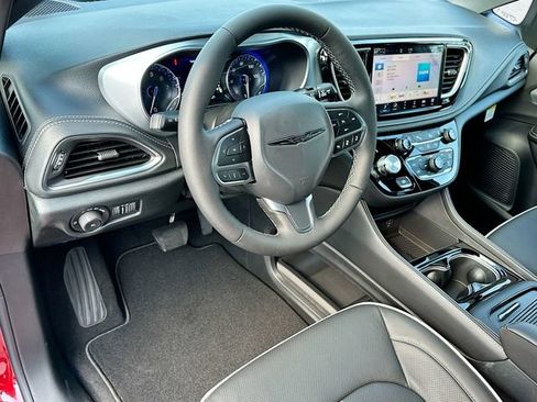 New 2026 Chrysler Pacifica Limited FWD image 7