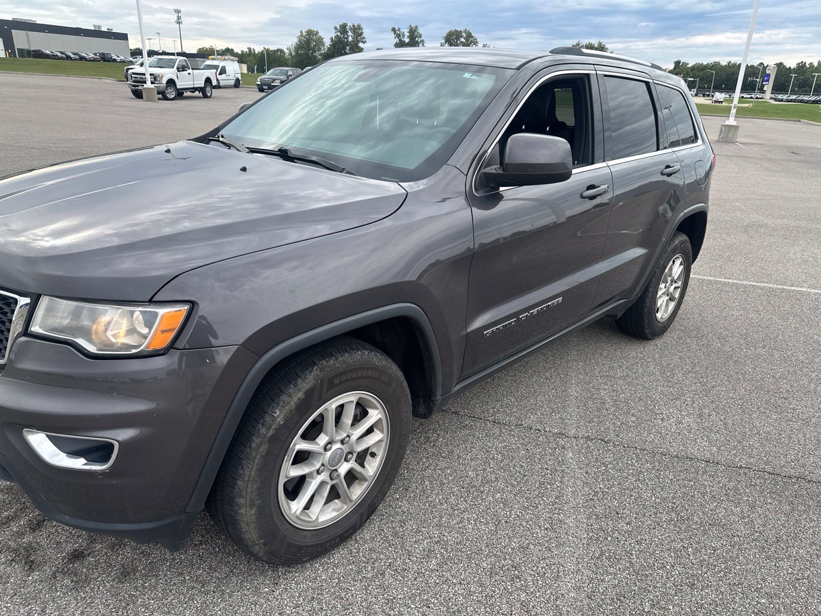 Used 2018 Jeep Grand Cherokee Laredo AWD/4WD image 2